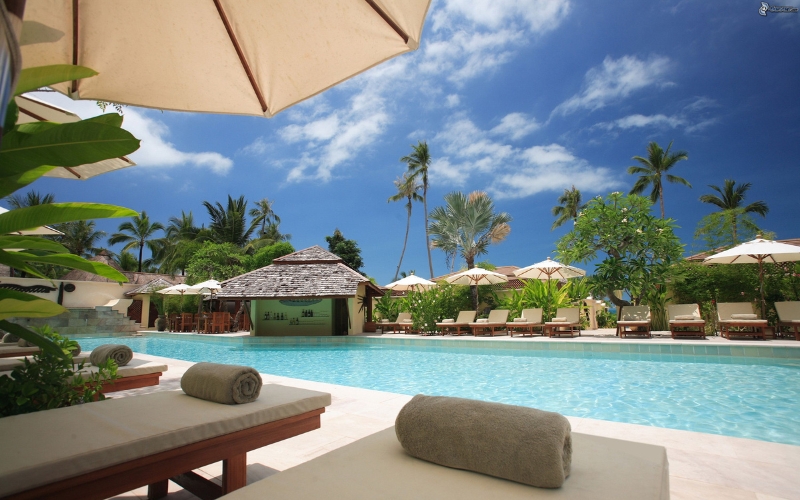 A resort/hotel pool area looking incredibly clean.